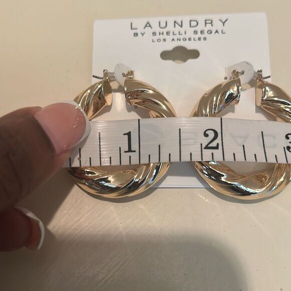 Laundry By Shelli Segal Gold Plated Twist Hoop Earrings Lightweight Cocktail NWT - Picture 4 of 5
